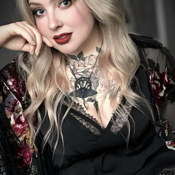 Death Moth Quartz Pendant – Restyle ✦ Moon Phases ✦ Raw Arrowhead ✦ Black/Silver - Picture 3 of 12